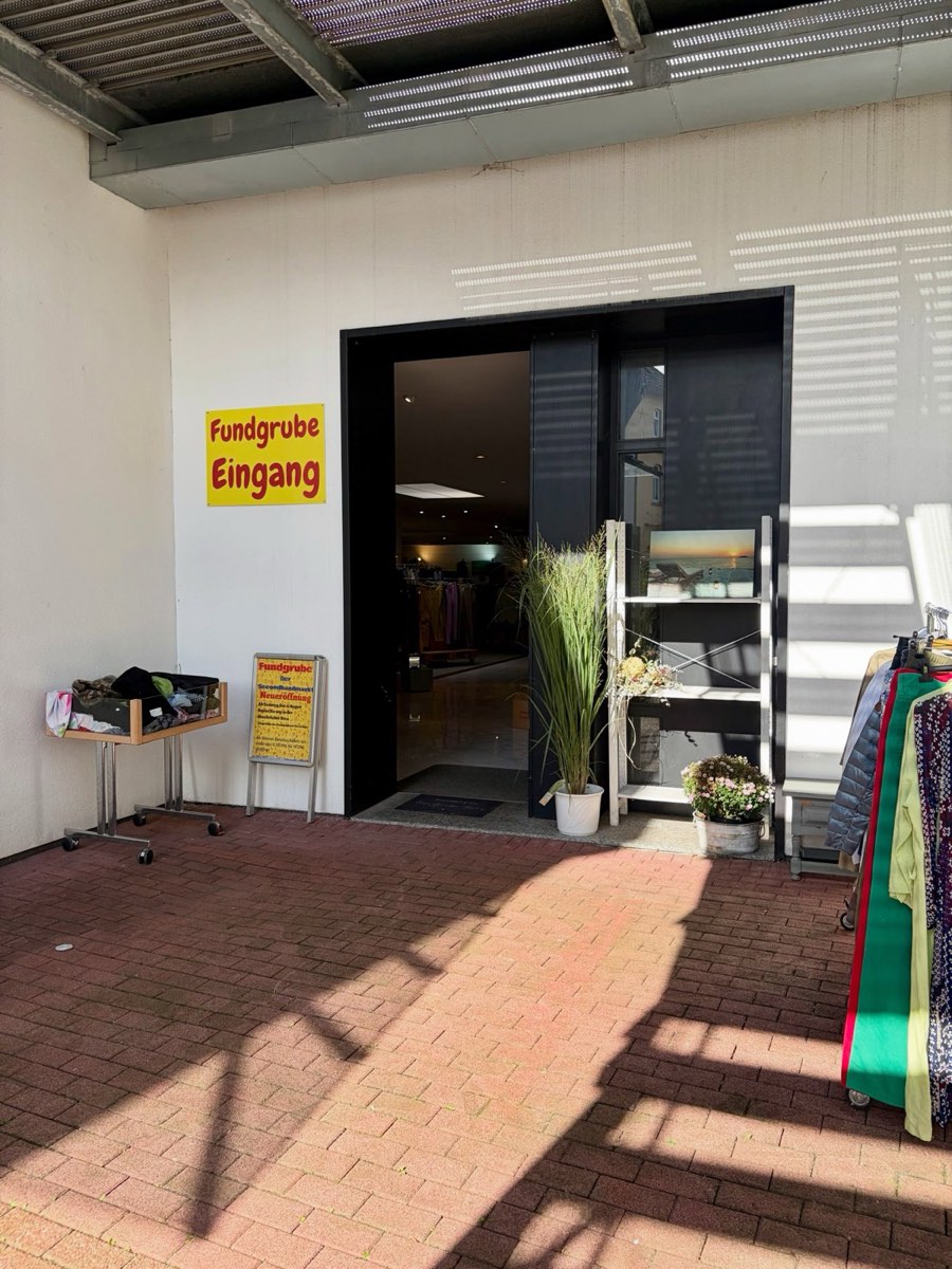 Der Eingang der Fundgrube mit gelbem Schild