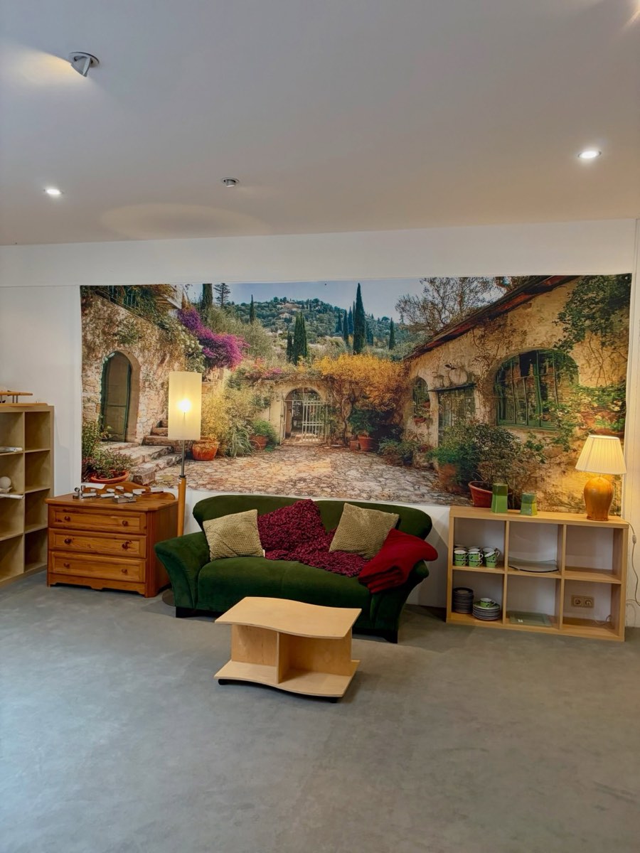 Ein grünes Sofa vor einem großen Wandbild