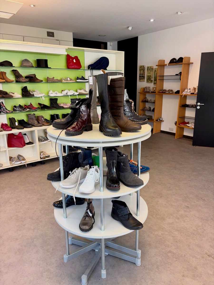 Ein rundes Schuhregal mit Stiefeln