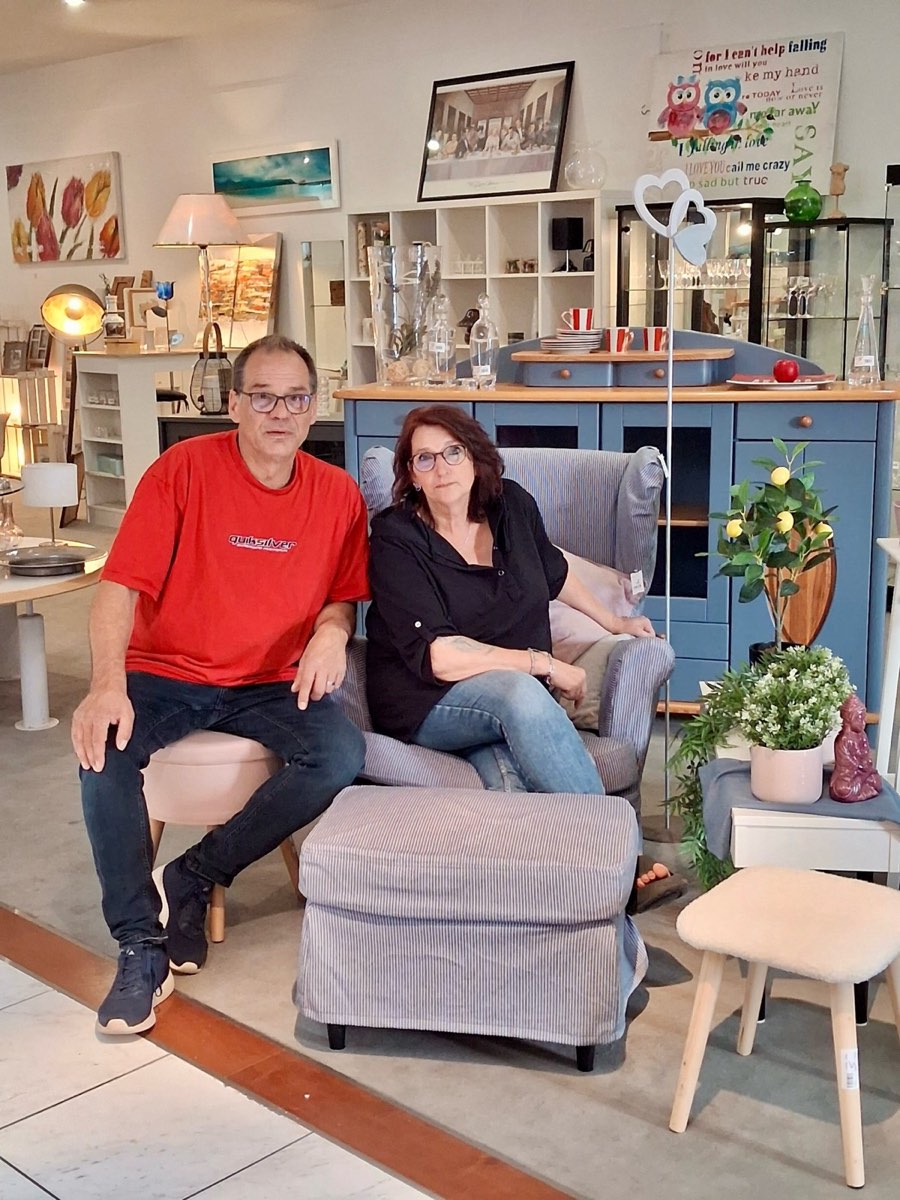 Ekkehard und Anke auf einem Sessel in der Wohnecke der Fundgrube